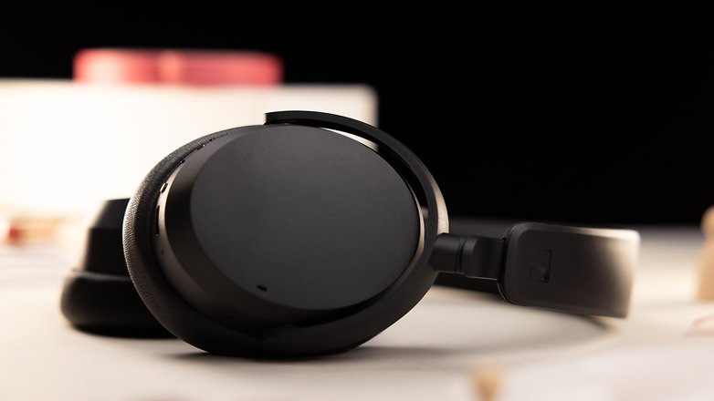 Das Sennheiser Accentum Wireless von der Seite gesehen, mit dem linken Ohrhörer im Vordergrund