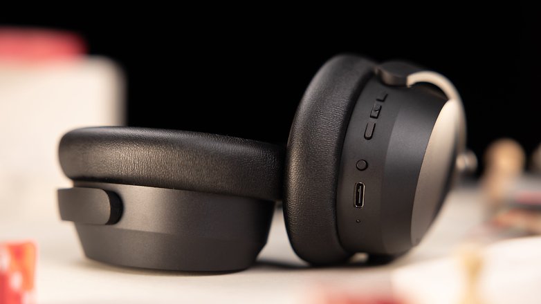 Das Sennheiser Accentum Wireless liegt flach auf einem Tisch mit Blick auf die Unterseite seiner Ohrhörer inklusive USB-C-Anschluss und Bedientasten