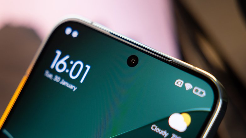 Nahaufnahme des Xiaomi 14 mit Blick auf die obere Display-Hälfte