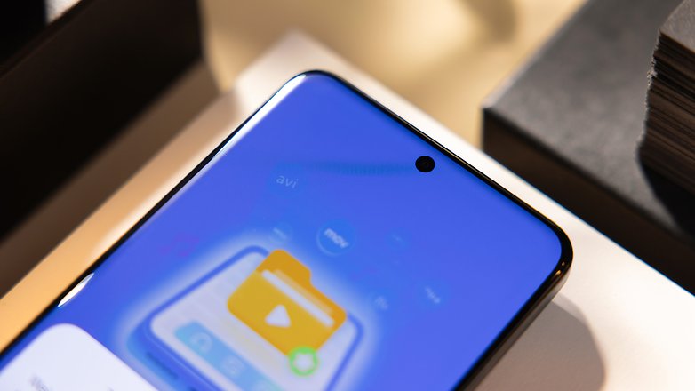 Blick auf die obere Display-Hälfte des Xiaomi 14 Ultra