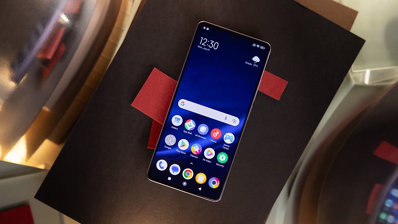 Blick aufs Display des Poco M6 Pro