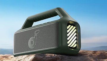 soundcore by Anker Boom 2 Outdoor auf felsigem Untergrund