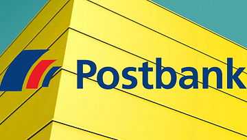 Postbank-Logo vor einem gelben Gebäude im Hintergrund