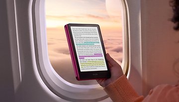 Amazon Kindle Basismodell in der Hand im Flugzeug