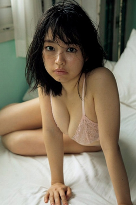 上田操さん、おっぱいがこぼれ落ちかけの下着グラビアを披露するｗｗｗ【エロ画像】