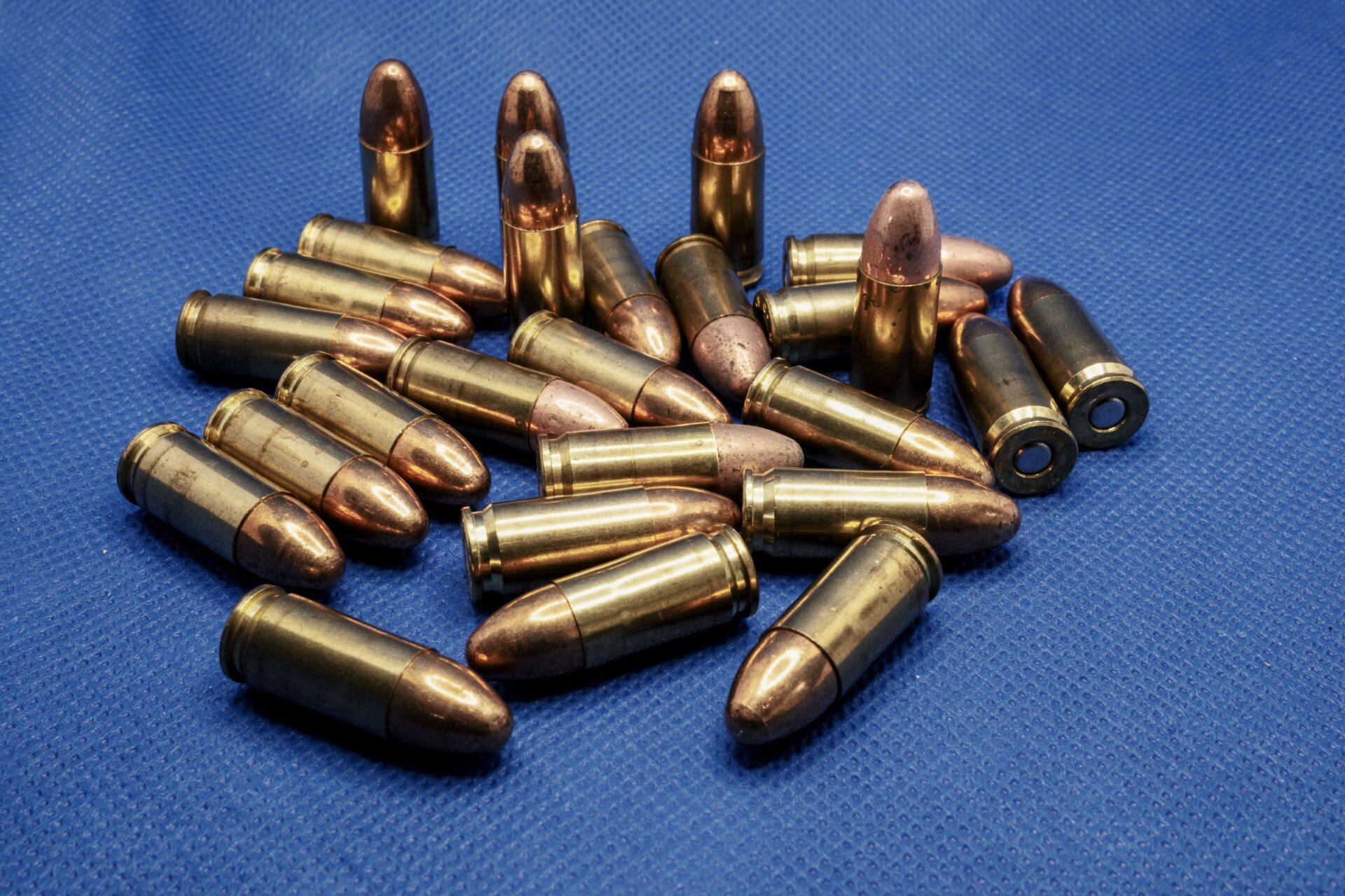 Assorted,9mm,ammunition,bullets,in,a,pile