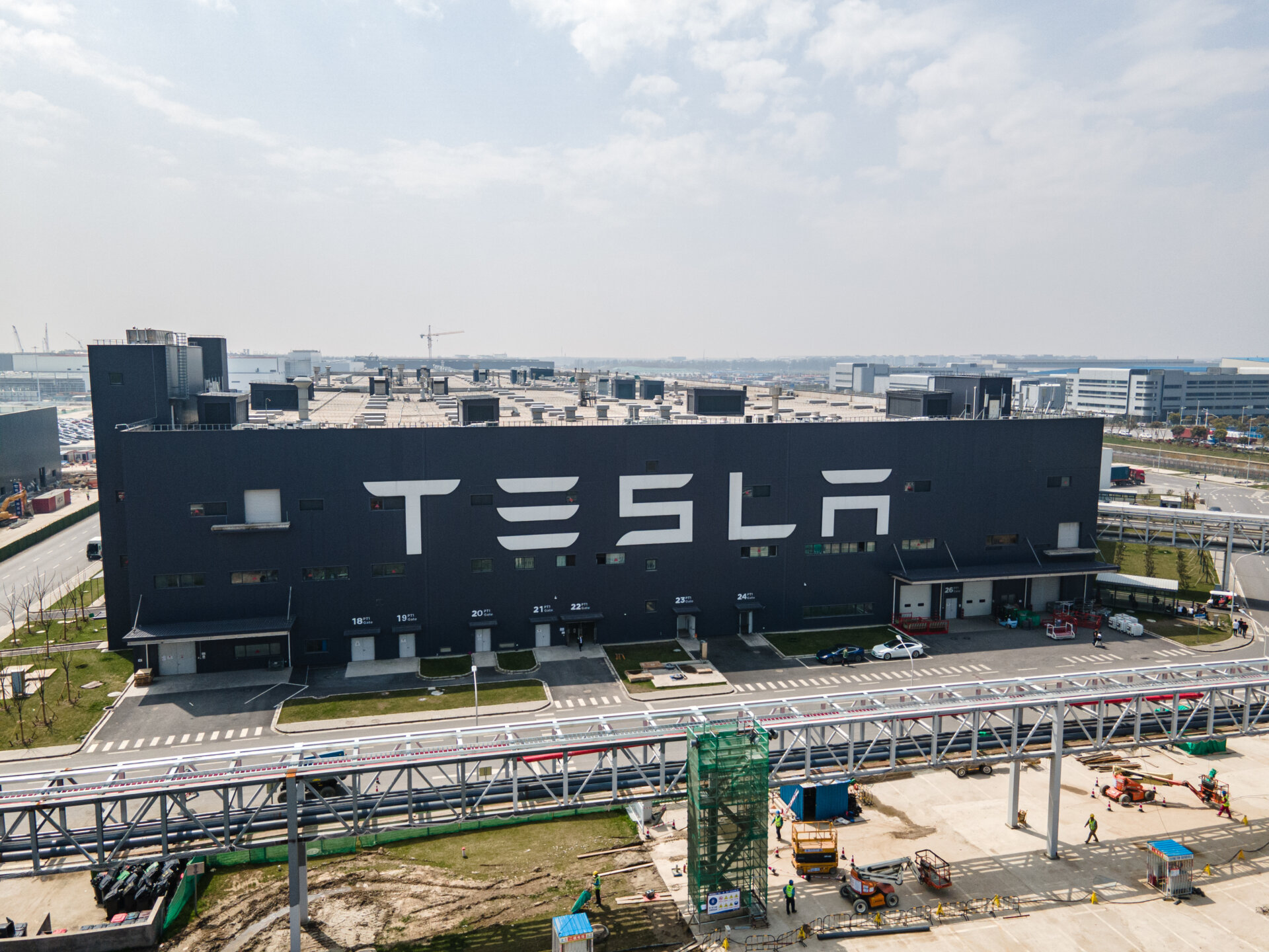 Photo of exterior of Tesla factory