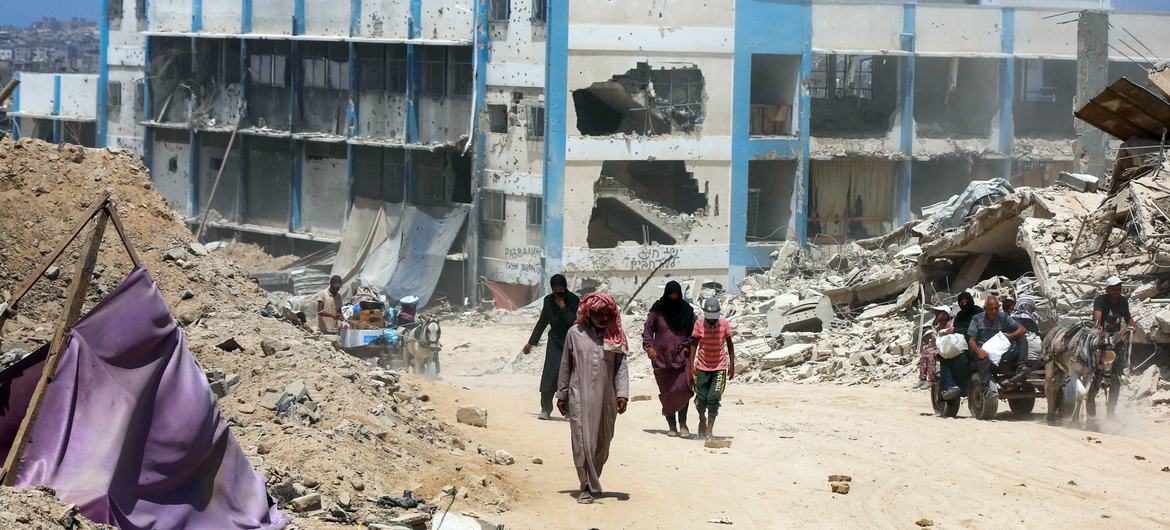 Esta escuela en ruinas debido a los ataques israelíes albergaba  miles de personas desplazadas en Gaza.