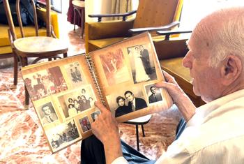 Mahmoud Al-Said repasa algunas de las fotos de su familia reunidas a lo largo de 76 años de refugio en Líbano. 