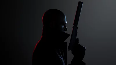 Arte guía de Hitman 3 mostrando al protagonista, el Agente 47, de perfil empuñando una pistola silenciada.