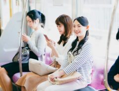 電車の中で子供が水筒をこぼすと…　「大丈夫？」と聞かなかった女性に絶賛の声