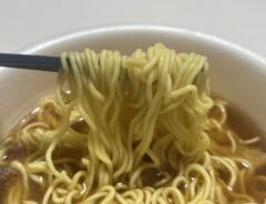 カップラーメンを箸あげしている様子