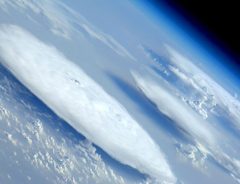 東北に迫る台風10号　日本人宇宙飛行士が撮影した２枚の写真はその恐ろしさを物語る