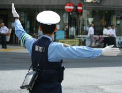 【ピ－ーーッ！】罰金をとるのではなく、「行っちゃダメ」と違反を未然に防いだ警察官に拍手！