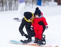 何というバランス感覚！　人生初ボードの１歳、見事な滑り