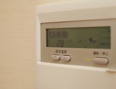 教室のエアコンから、夏なのに温風が出る！　冷風に変えた高校生の手段が「天才か」「若さ」