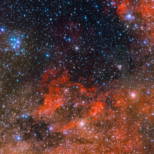 A cluster of young, blue stars shines hot in new Milky Way photo