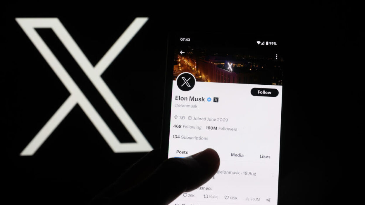 Elon Musk's account on Twitter / X is displayed on a smartphone.