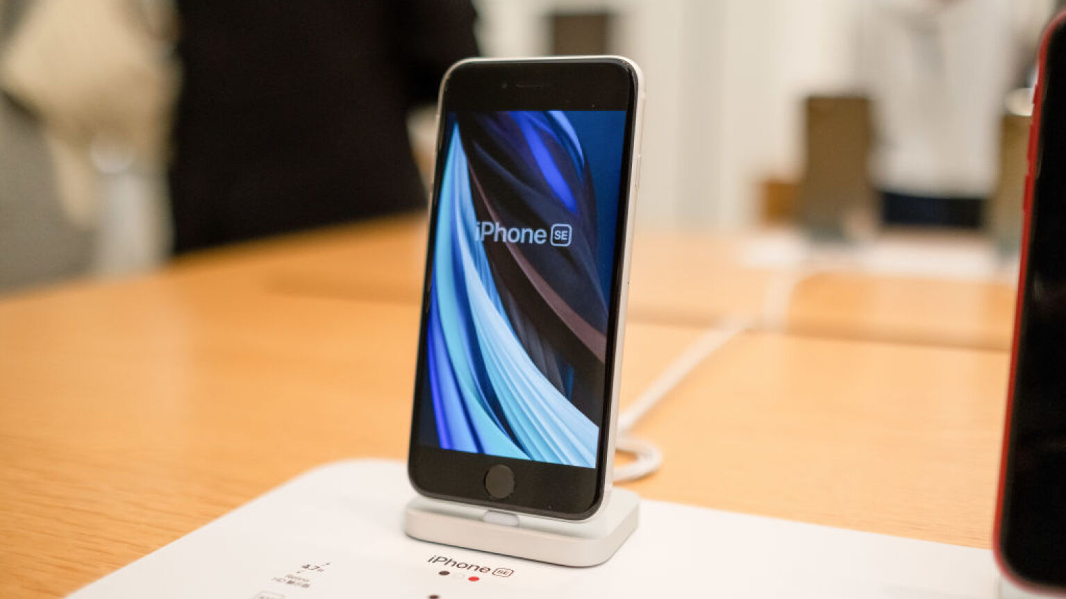 2020 iPhone SE on display at an Apple Store