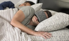 Person sleeping with a pair of Hüpnos Anti-Snoring Sleep Masks.