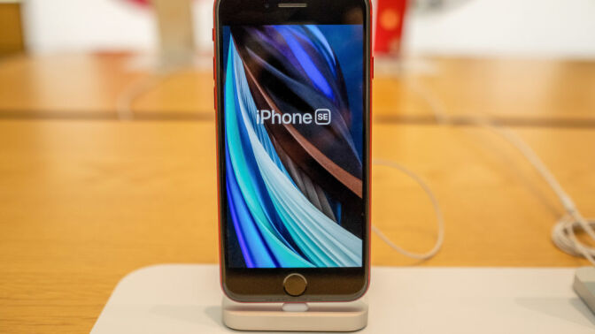 the 2020 version of the iPhone SE on display at an apple store