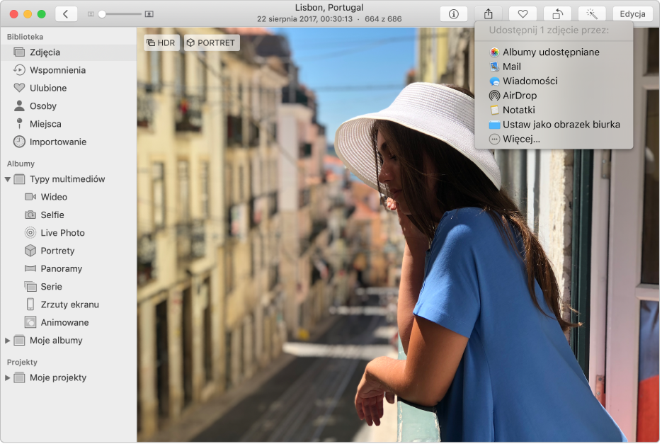 Okno aplikacji Zdjęcia pokazujące zdjęcie oraz menu Udostępnij z zaznaczonym poleceniem Albumy udostępniane.