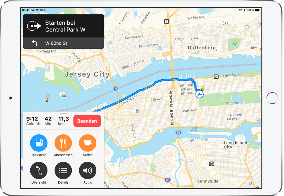 Eine Straßenkarte von New York City mit einer Anfahrtsbeschreibung. Das Banner oben links nennt „Central Park West“ als Startpunkt und enthält die Anweisung, nach Westen auf die 62. Straße abzubiegen. Eine Karte links unten gibt 9:12 Uhr als voraussichtliche Ankunftszeit und 42 Minuten als Fahrzeit für die insgesamt 11,3 Meilen lange Strecke an. Auf der Karte ist die Taste „Beenden“ zu sehen, mit der die Navigationsfunktion gestoppt werden kann. Auf der Karte sind außerdem die Tasten „Tankstellen“, „Essen“, „Kaffee“, „Übersicht“, „Details“ und „Audio“ zu sehen.