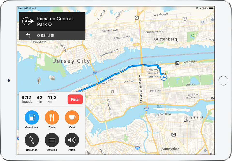 Un mapa de carreteras de Nueva York con una ruta en coche. Una tira en la parte superior izquierda indica que la ruta empieza en Central Park West y la siguiente instrucción es girar hacia el oeste en la calle 62. Una tarjeta en la parte inferior izquierda muestra la hora estimada de llegada a las 9:12, tras conducir durante unos 18 kilómetros en 42 minutos. En la tarjeta se muestra el botón Final, que sirve para detener la navegación. También aparecen en la tarjeta los botones Gasolineras, Restaurantes, Cafeterías, Resumen, Detalles y Audio.