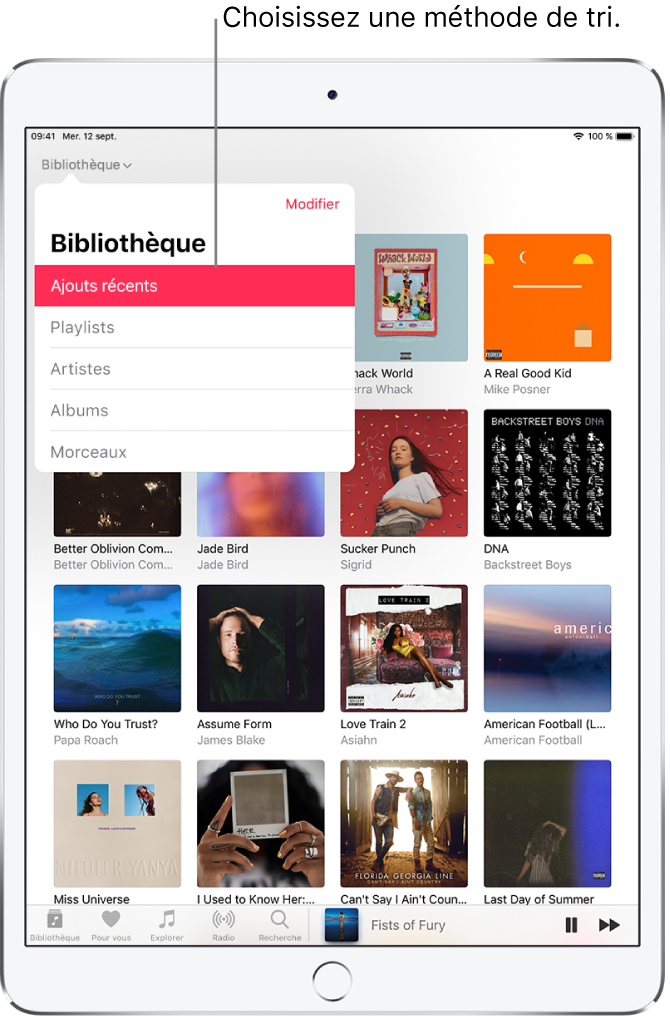 L’écran Bibliothèque, affichant les albums de la bibliothèque. En haut à gauche, le menu Bibliothèque est ouvert et affiche les options Ajouts récents, Playlists, Artistes, Albums et Morceaux (l’option Ajouts récents est sélectionnée). Le lecteur se trouve en bas à droite.