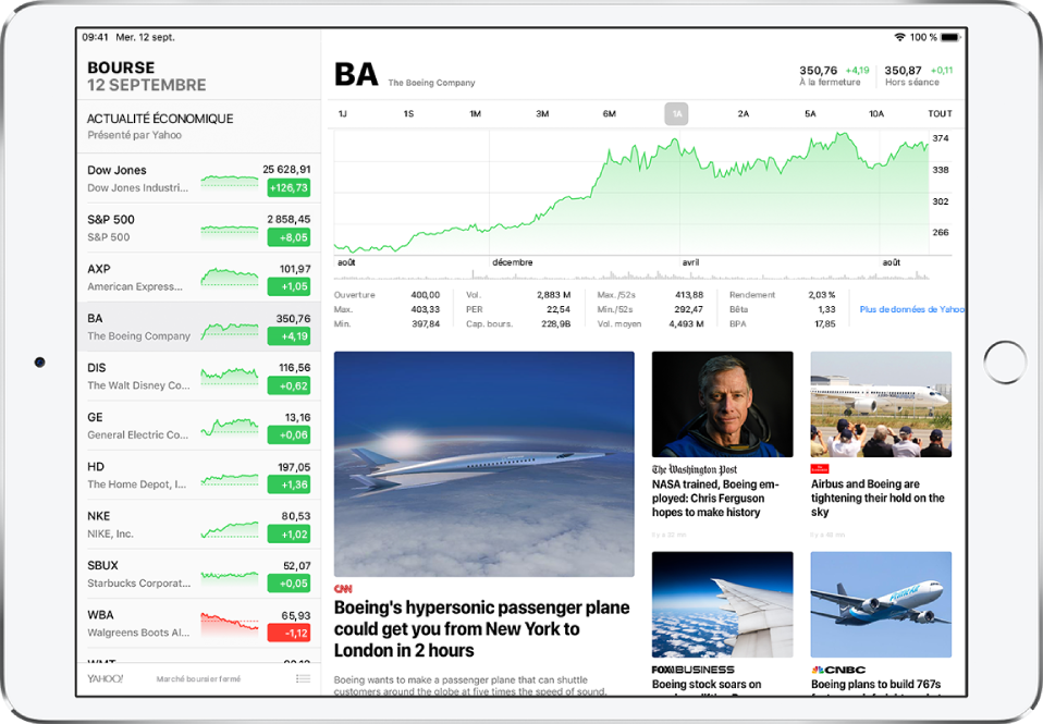 Un écran Bourse, avec l’iPad en orientation paysage. La liste de suivi occupe le côté gauche. À droite de la liste de suivi se trouve un graphique interactif du cours d’une action permettant de comparer l’évolution du cours sur différentes périodes ; des détails supplémentaires concernant l’action sont également fournis. Sous le graphique se trouvent des articles d’actualité économique concernant l’action issus de différentes sources.