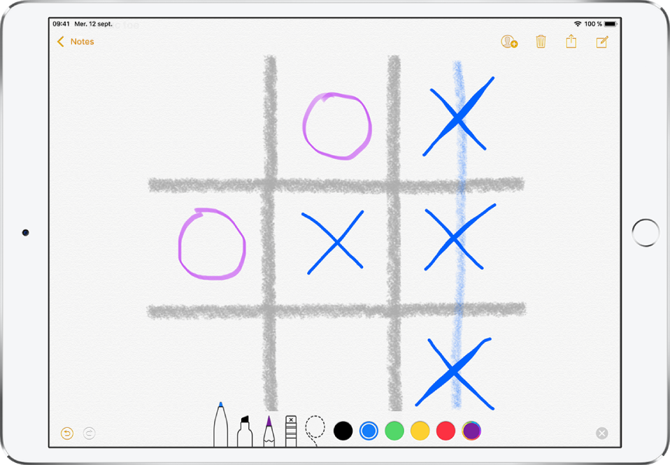 Une note avec un dessin d’un jeu de morpion. Les outils de dessin apparaissent sous l’esquisse.