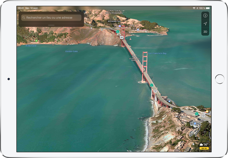 Un plan satellite en 3D de la zone autour du pont du Golden Gate. Parmi les éléments identifiés, il y a le pont du Golden Gate au centre et la baie de San Francisco à sa gauche. Les commandes s’affichent en haut à droite, tandis qu’une icône de météo avec un relevé de température et un indice de qualité de l’air s’affichent en bas à droite.