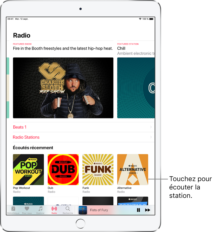 L’écran Radio avec une station de radio affichée en haut, Beats 1 et des liens vers des stations de radio au centre, et la section « Stations recommandées » en bas.