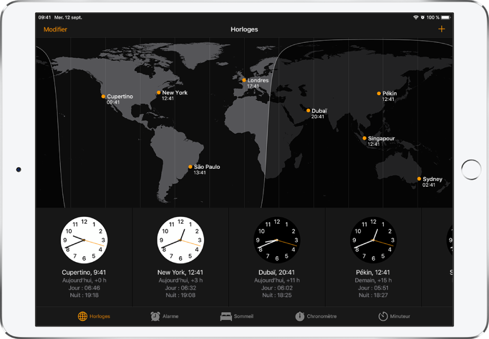 L’onglet Horloges, affichant l’heure dans différentes villes. Touchez Modifier dans le coin supérieur gauche pour organiser les horloges. Touchez le bouton Ajouter en haut à droite pour en ajouter d’autres. Les boutons Alarme, Coucher, Chronomètre et Minuteur se trouvent en bas de l’écran.