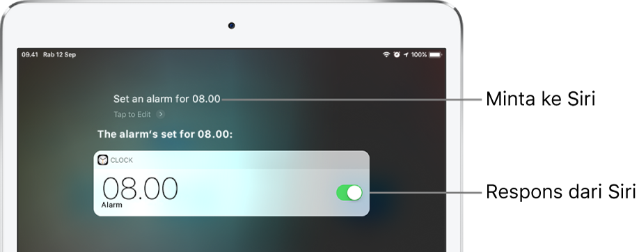 Layar Siri memperlihatkan bahwa Siri diminta untuk “Set an alarm for 8 a.m.,” dan membalas dengan “The alarm’s set for 8 AM.” Pemberitahuan dari app Jam memperlihatkan bahwa alarm dinyalakan untuk pukul 08.00.