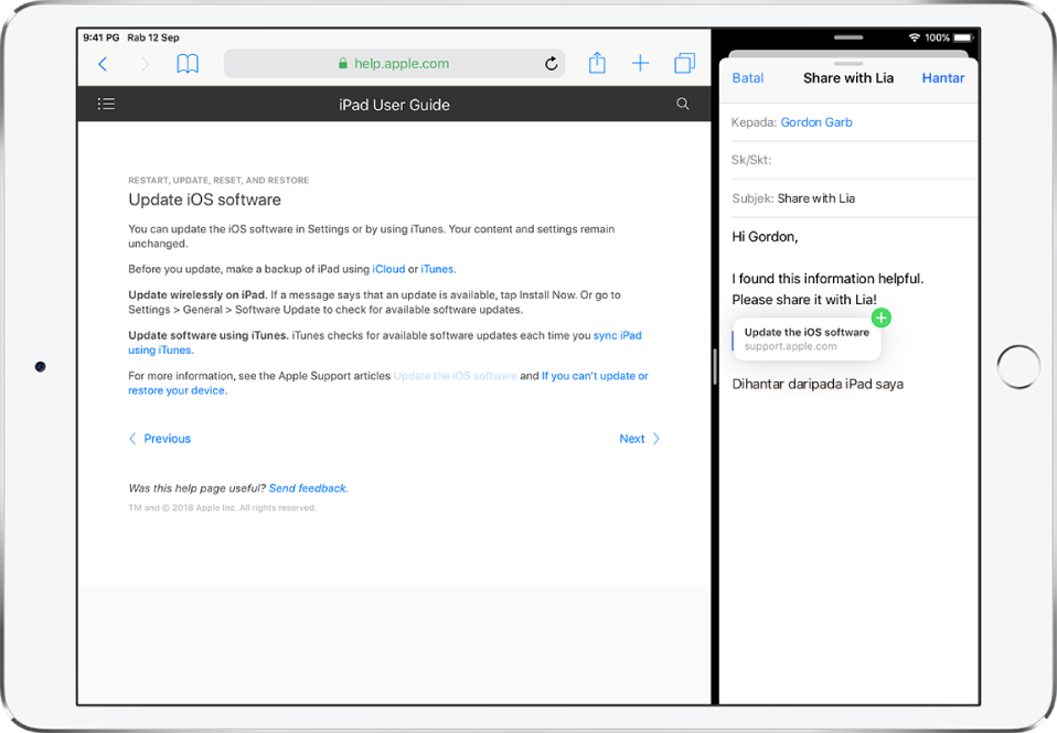 Split View dengan halaman web di sebelah kiri dan e-mel di sebelah kanan. Pautan daripada halaman web sedang diseret ke e-mel.