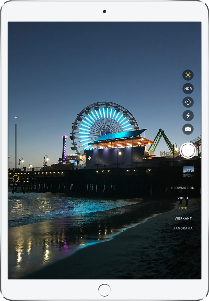 Een afbeelding op het camerascherm van de 9,7-inch iPad Pro. Rechts zie je de sluiterknop, samen met de knoppen voor het schakelen tussen camera's en het kiezen van een fotomodus.