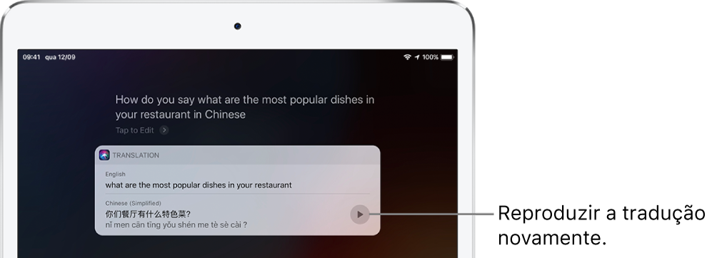 Em resposta à pergunta “How do you say what are the most popular dishes in your restaurant in Chinese?” Siri apresenta uma tradução da frase em inglês “what are the most popular dishes in your restaurant” para chinês. Um botão à direita da tradução reproduz o áudio da tradução.