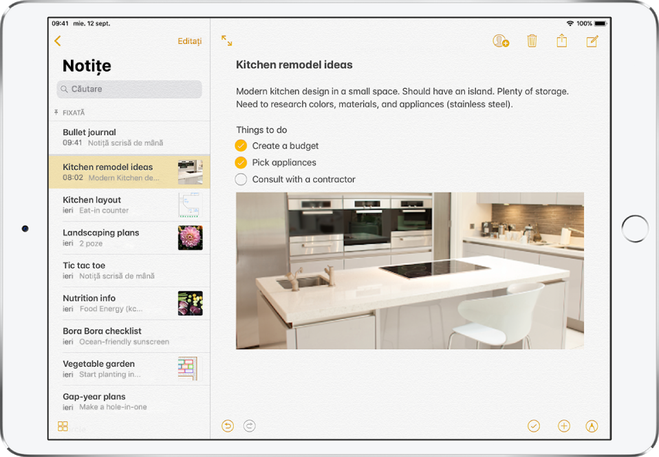 iPad în orientarea peisaj cu aplicația Notițe deschisă. Lista de notițe apare în stânga, cu notița selectată deschisă în partea dreaptă. În colțul din stânga sus al listei de notițe se află o săgeată pe care o puteți apăsa pentru a vedea dosarele și conturile. În colțul din stânga jos al listei de notițe se află un buton pe care îl puteți apăsa pentru a vedea toate fișierele atașate. În colțul din dreapta sus al notiței sunt butoane pentru colaborarea la notiță cu alte persoane, ștergerea notiței, partajarea cu alte persoane și crearea unei notițe noi. În colțul din dreapta jos al notiței sunt butoane pentru crearea unei liste de control, adăugarea unei poze, a unui clip video sau a unui document scanat și pentru adăugarea unui marcaj.