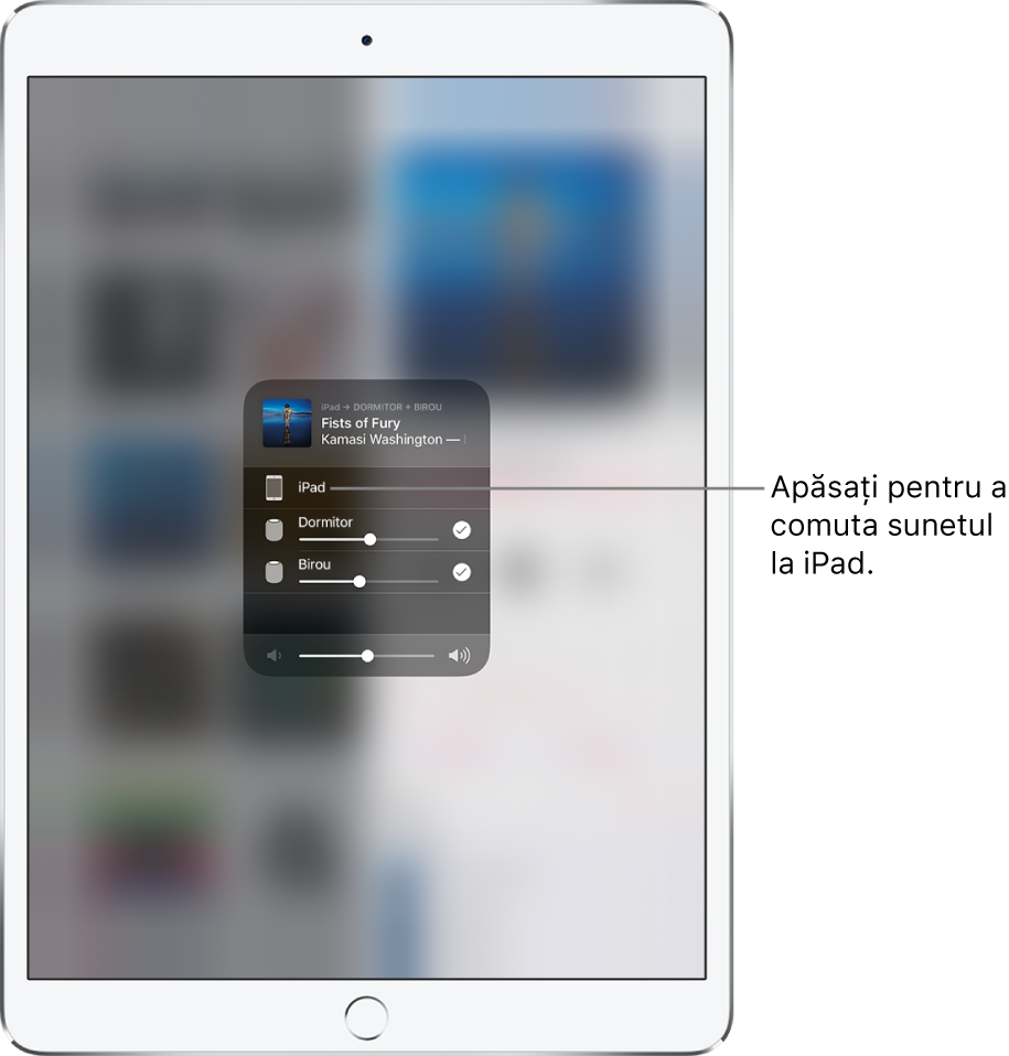 O fereastră AirPlay este deschisă și prezintă titlul unei melodii și numele unui artist în partea de sus, cu un glisor de volum în partea de jos. Sunt selectate difuzoarele din dormitor și birou. O explicație indică iPad-ul și are textul “Apăsați pentru a comuta sunetul pe iPad”.