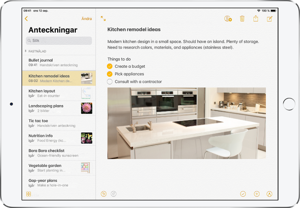 iPad är i liggande läge med appen Anteckningar öppen. Anteckningslistan visas till vänster och den markerade anteckningen är öppen till höger. I det övre vänstra hörnet av listan med anteckningar finns en bakåtpil som du kan trycka på om du vill visa mappar och konton. I det nedre vänstra hörnet av listan med anteckningar finns en knapp som du kan trycka på om du vill visa alla bilagor. I det övre högra hörnet av anteckningen finns knappar för att samarbeta med andra på anteckningen, radera anteckningen, dela anteckningen med andra och skapa en ny anteckning. I det nedre högra hörnet av anteckningen finns knappar för att skapa en checklista, lägga till en bild, video eller ett skannat dokument, och för att lägga till märkning.