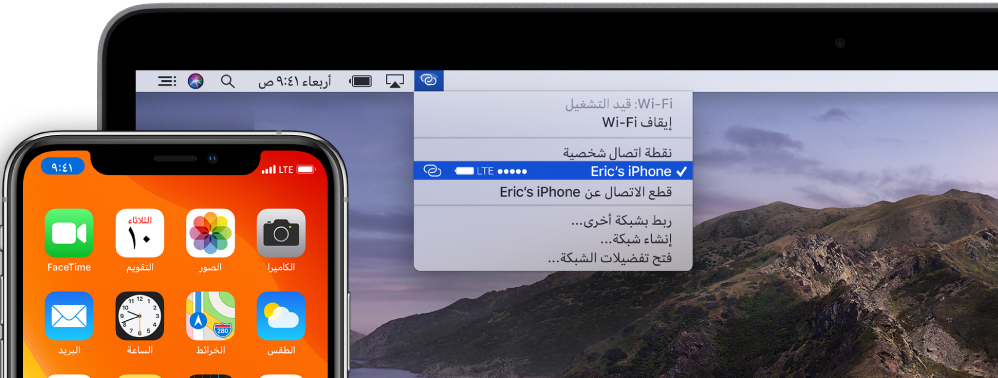 شاشة Mac تعرض قائمة Wi-Fi وتظهر بها نقطة اتصال شخصية متصلة بجهاز iPhone.