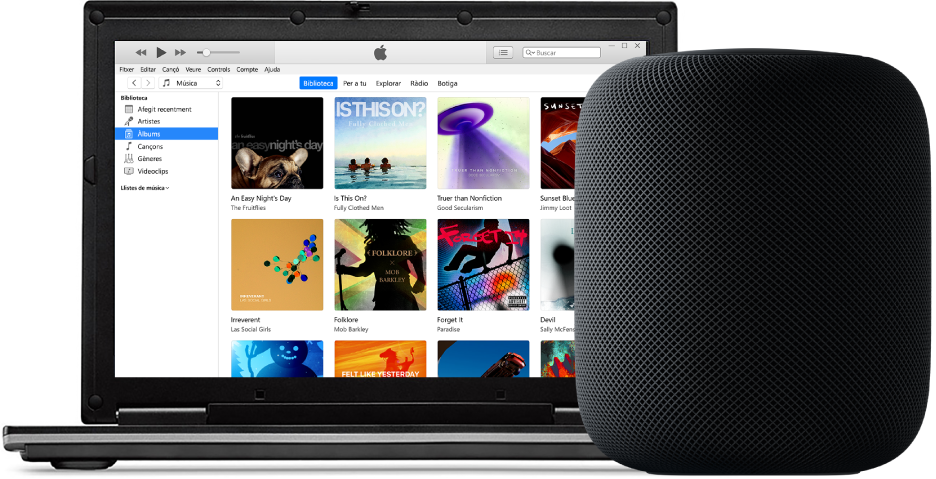 Un PC amb l’iTunes a la pantalla i un HomePod a prop.