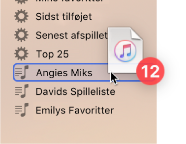 Et album trækkes til en playliste. Playlisten er fremhævet med et blåt rektangel.