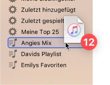 Ein Album, das in eine Playlist gezogen wird. Die Playlist wird durch ein blaues Rechteck hervorgehoben.