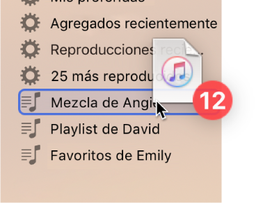 Un álbum que se arrastra a una playlist. La playlist está resaltada con un rectángulo azul.