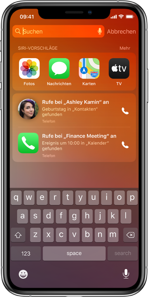 Der Sperrbildschirm auf dem iPhone. Die Apps „Fotos“, Nachrichten“, „Karten“ und „TV“ erscheinen in der Zeile „Siri-Vorschläge“. Unter den App-Vorschlägen befinden sich zwei Vorschläge für Telefonanrufe. Ein Vorschlag lautet, Ashley Kamin anzurufen, da ihr Geburtstag in den Kontakten gefunden wurde. Der andere Vorschlag ist für einen Anruf in einem Finanzmeeting, das als Ereignis im Kalender gefunden wurde.