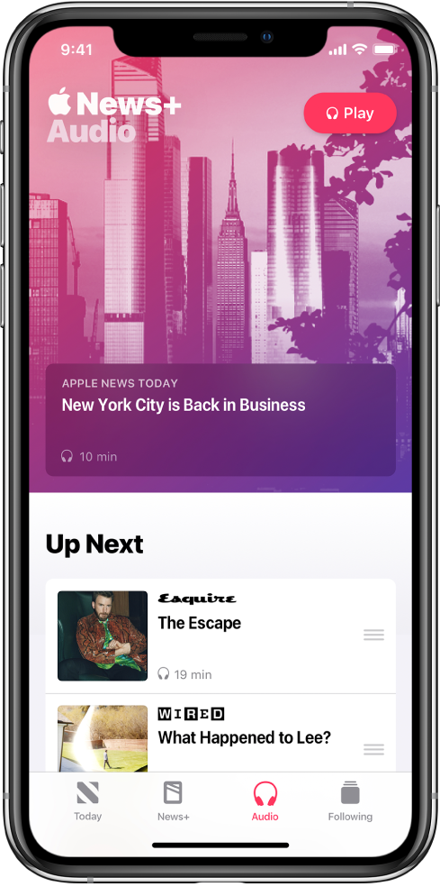Skrin Audio menunjukkan ringkasan Apple News Today di bahagian atas. Butang Play muncul di bahagian kanan atas ringkasan. Di bawah cerita ialah bahagian Up Next, yang mengandungi dua cerita. Empat tab berada di bahagian bawah skrin—Today, News+, Audio dan Following.