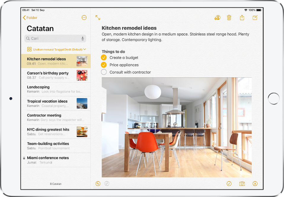iPad dalam orientasi lanskap dengan app Catatan dibuka. Daftar catatan muncul di sebelah kiri, dengan catatan yang dipilih dibuka di sebelah kanan. Di pojok kiri atas daftar catatan adalah panah kembali yang dapat diketuk untuk melihat folder dan akun. Di pojok kanan atas catatan adalah tombol untuk berkolaborasi di catatan dengan orang lain, menghapus catatan, membagikan catatan dengan orang lain, dan membuat catatan baru. Di pojok kanan bawah catatan terdapat tombol untuk menambahkan daftar centang, menambahkan foto atau memindai dokumen, dan menampilkan alat tulisan tangan.