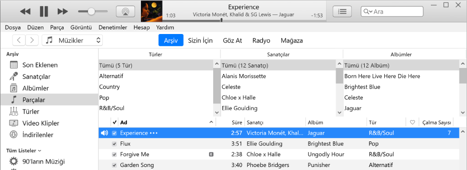 iTunes ana penceresi: Kenar çubuğunun sağında ve parça listesinin üstünde sütun tarayıcı vardır.